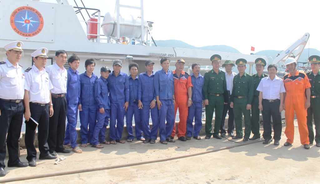 8 ngư dân lênh đênh gần 1 tuần trên tàu hỏng đã trở về an toàn