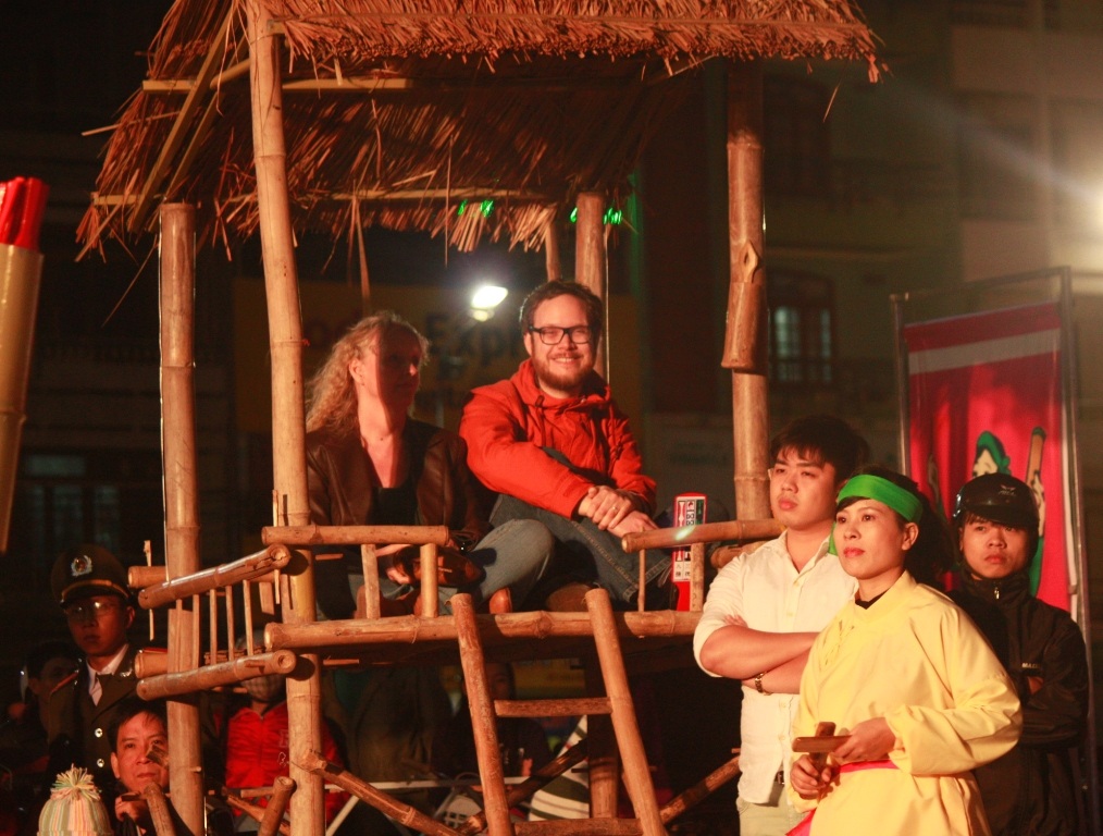 2 vị đại biểu nước ngoài tham dự hội thảo thích thú với chơi Bài chòi dân dan Việt Nam