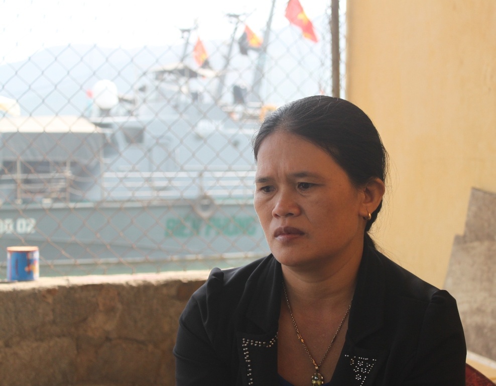 Chị Tùng vợ thuyền trưởng Cường vừa mừng vừa lo.