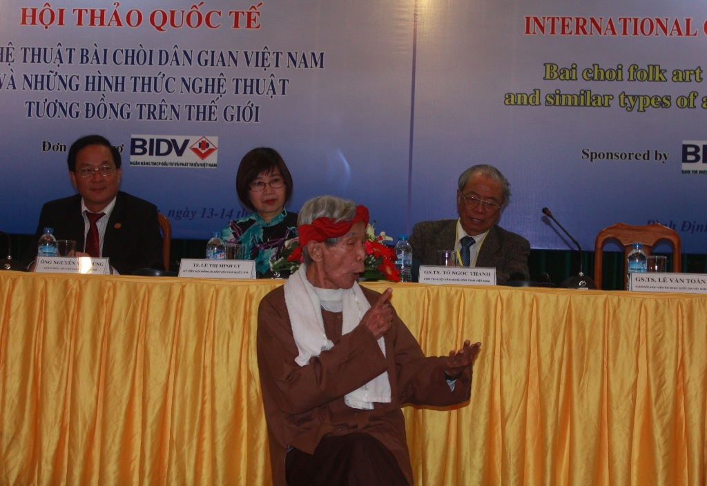 Nghê nhân Nguyễn Kiểm (80 tuổi) thể hiện tham luận qua tiết mục