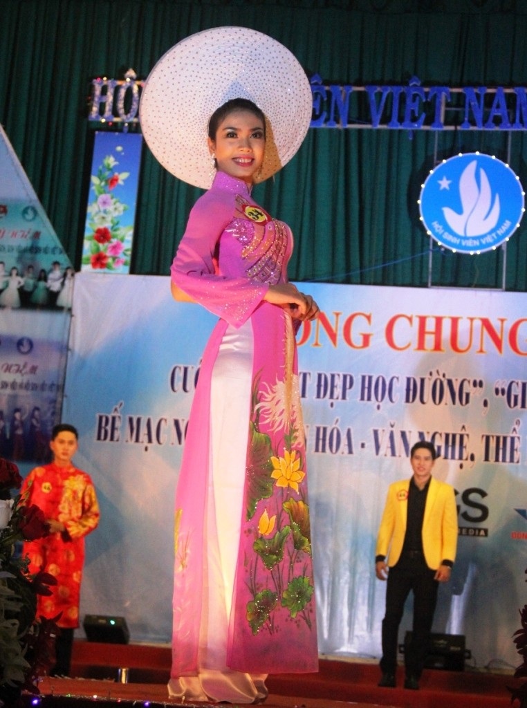 Sắc màu quyến rũ đêm Chung kết “Nét đẹp học đường” - 6 Duyên dáng với tà áo dài