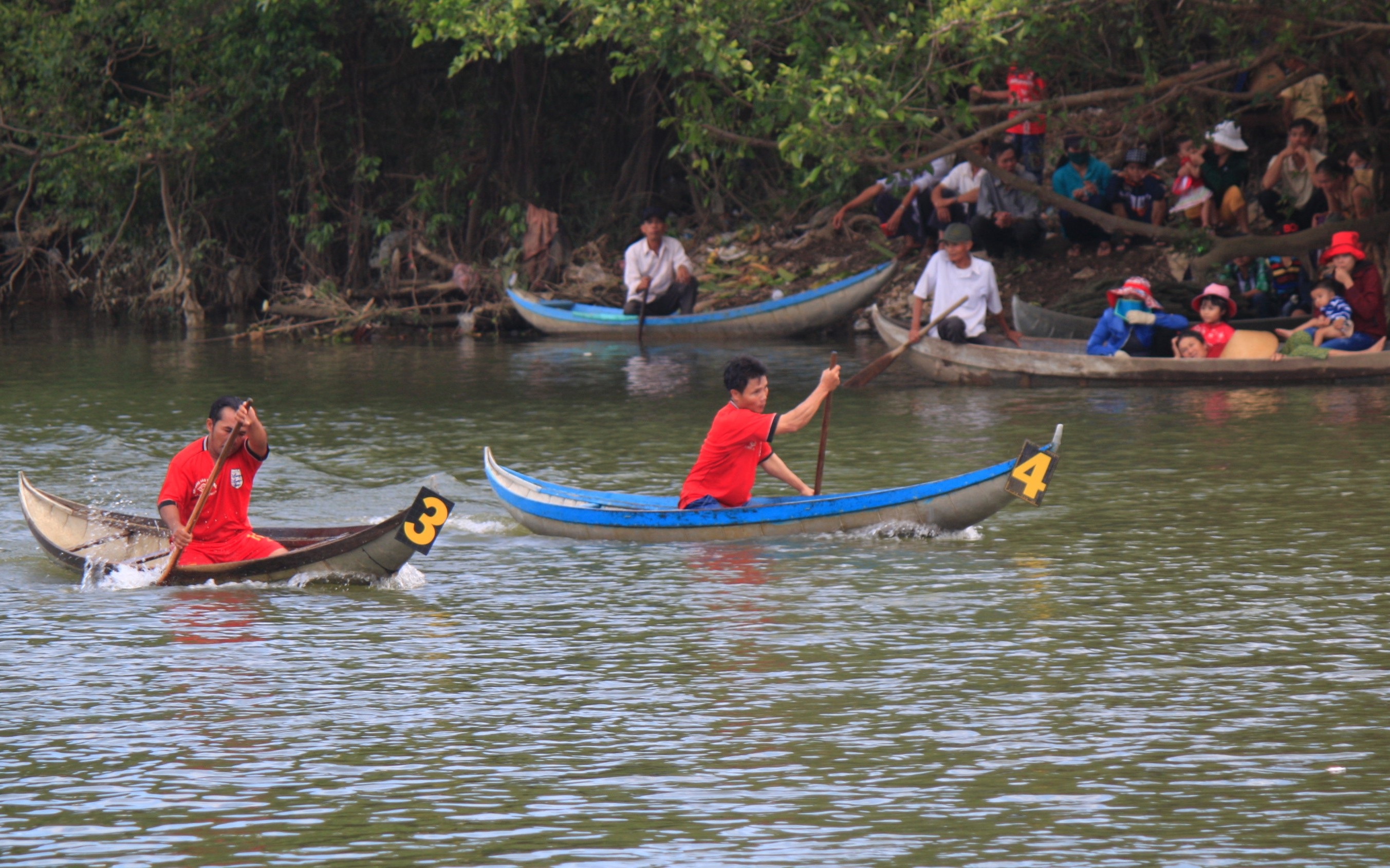 Tranh tài ở nội dung đua thuyền rằm