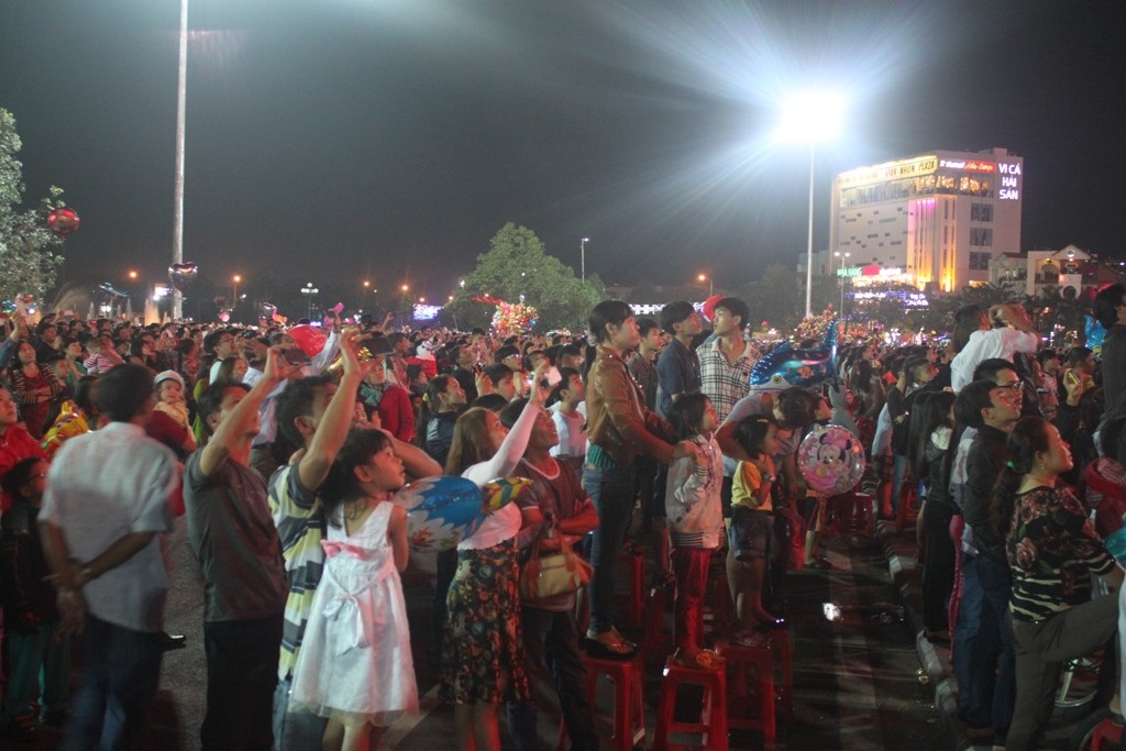 Người Bình Định thưởng thức màn pháo hoa sớm nhất cả nước