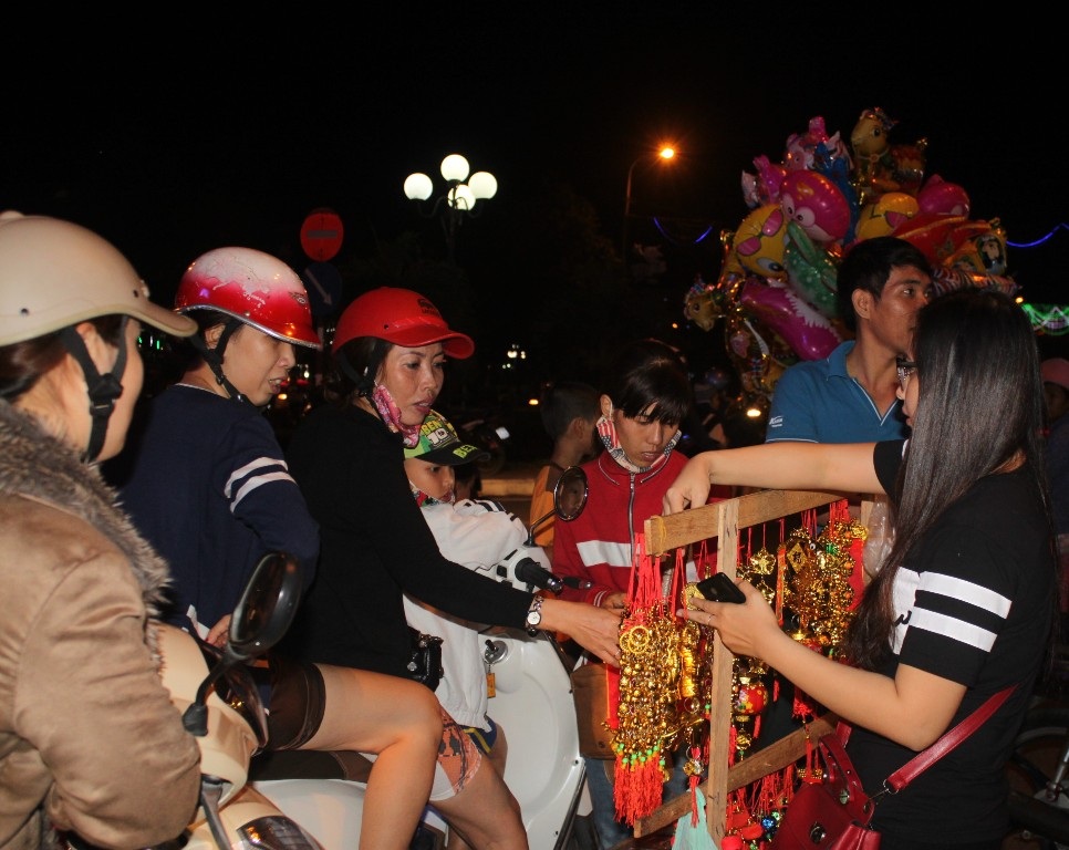 Người dân TP Quy Nhơn ra đường dự chương trình Dạ hội mừng Đảng, mừng Xuân Ất Mùi - năm 2015