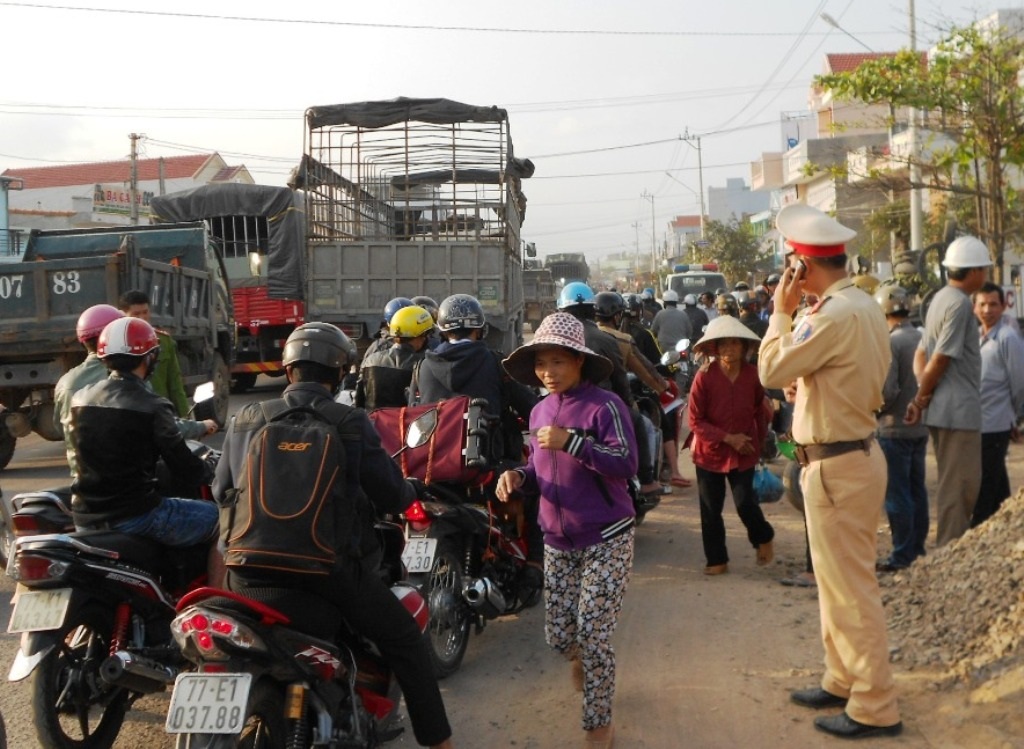 Hiện trường vụ tai nạn giao thông giữa xe tải và xe máy khiến QL 1A bị ách tắc nghiêm trọn