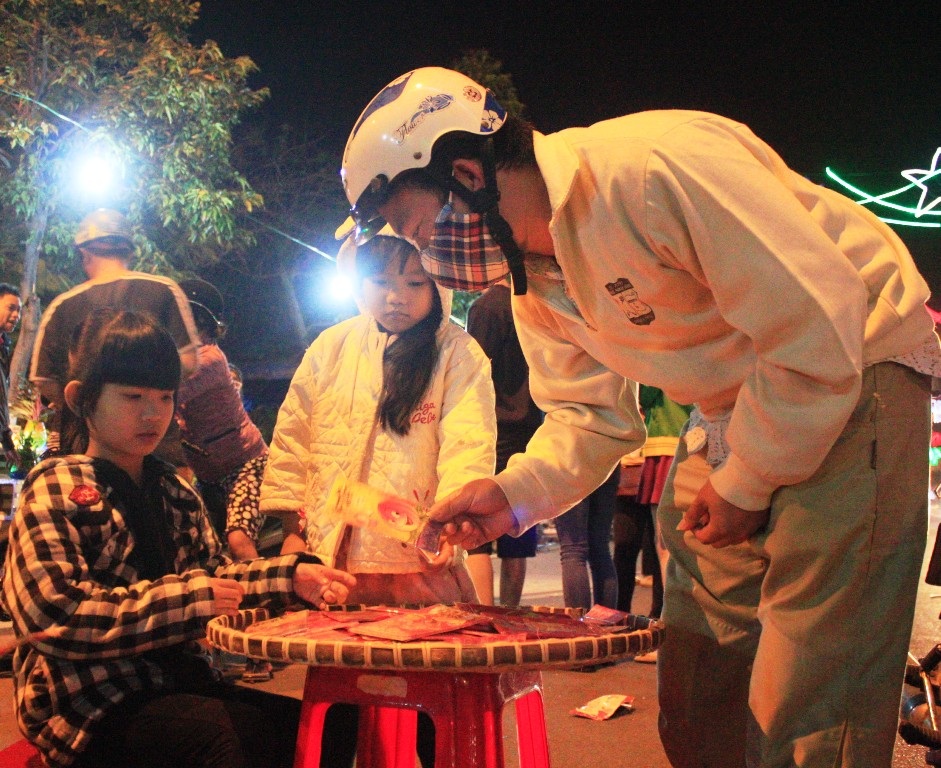 Những đứa trẻ nghèo theo mẹ bám đường mưu sinh đêm giao thừa