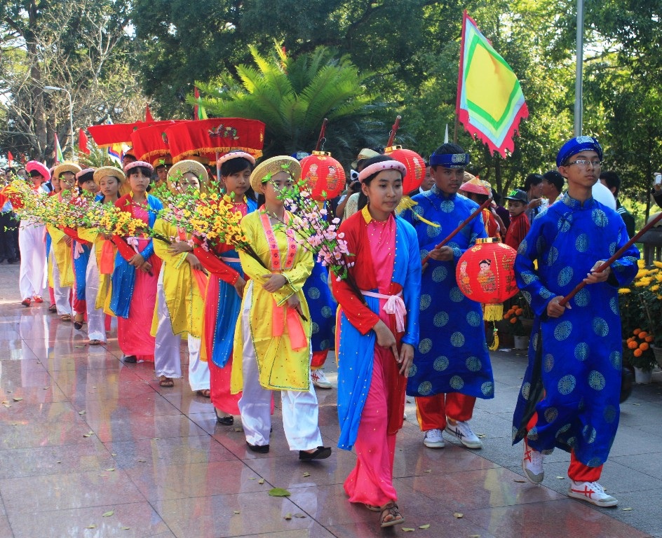 Nghi lễ dâng hoa trước tượng đài vua Quang Trung - Nguyễn Huệ