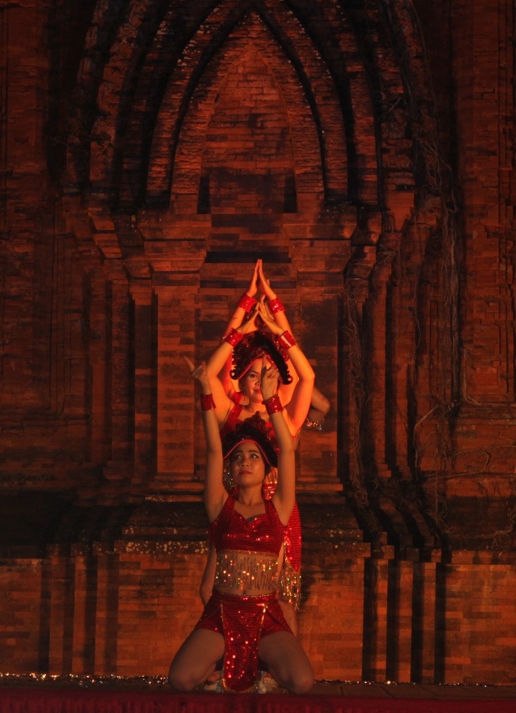 Những tiết mục văn nghệ trong đêm hội tháp Đôi đem đến cho khán giả nhiều cung bậc của mùa xuân