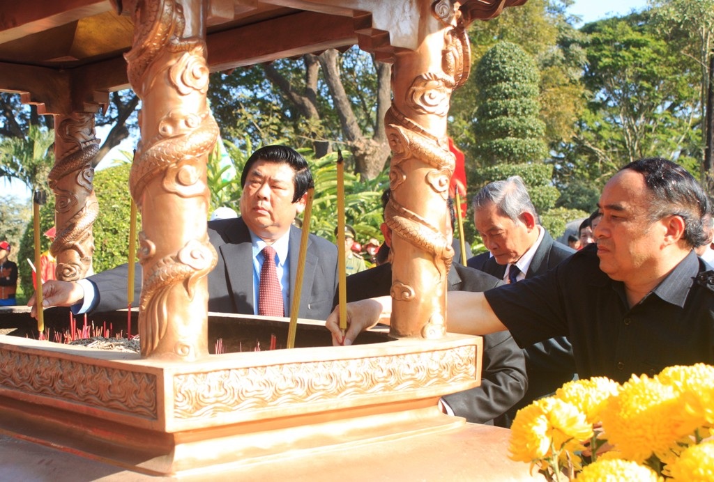 Lãnh đạo tỉnh Bình Định dâng hương tại điện thờ Tây Sơn Tam Kiệt