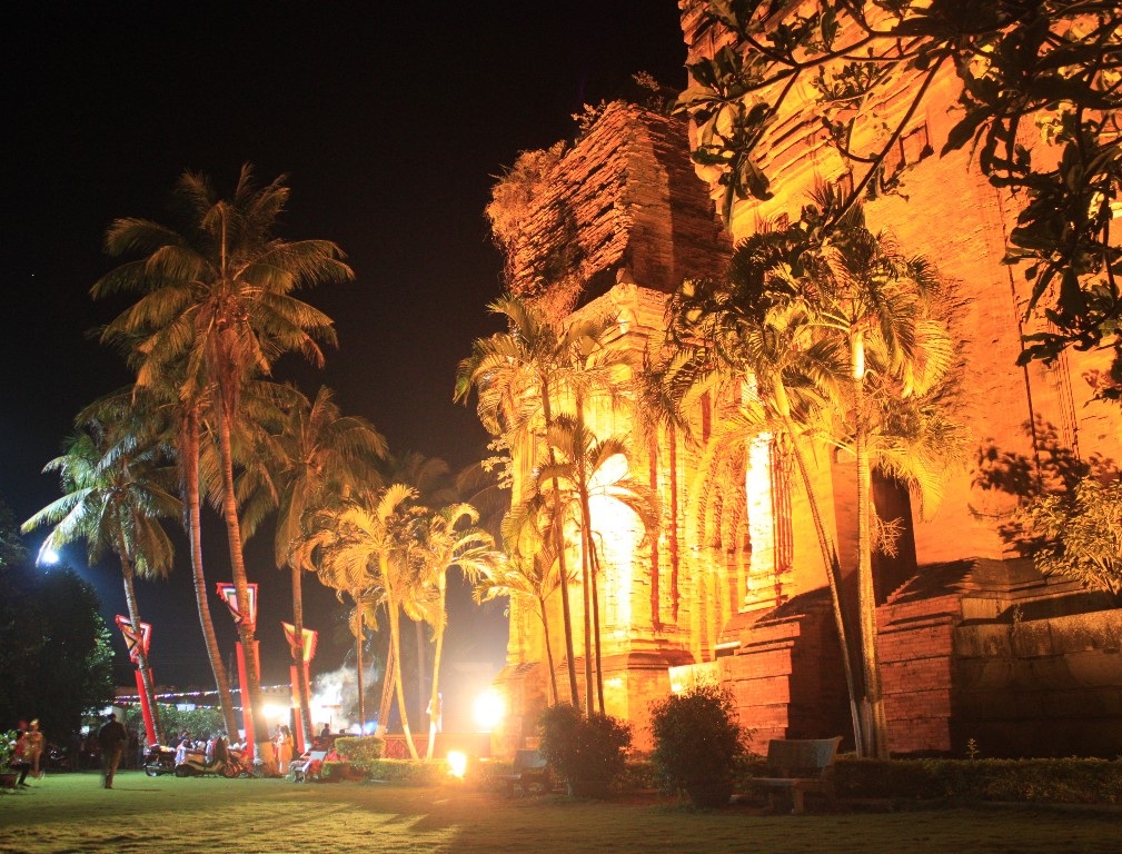 Tháp Đôi lung linh, huyền ảo trong đêm hội ngày Xuân