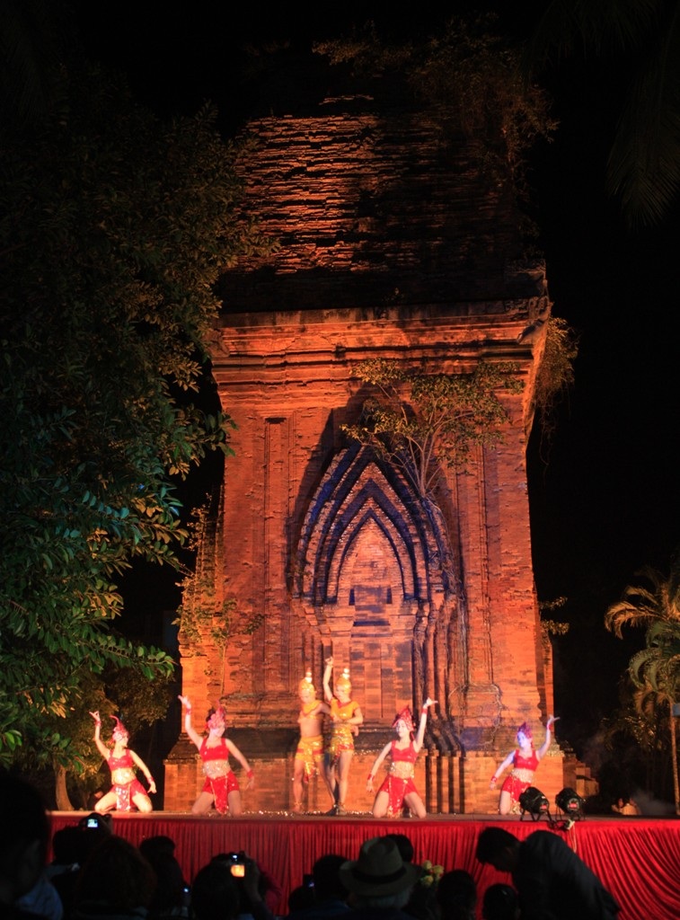 Đêm hội tháp Đôi (TP Quy Nhơn) thu hút đông đảo người dân đến xem