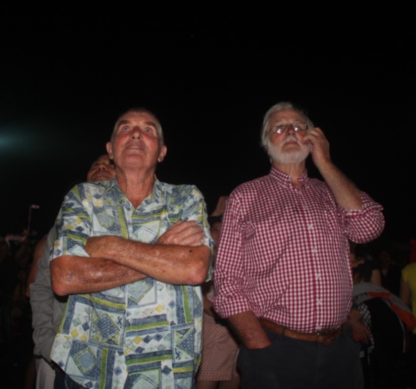 Hà Nội: Chờ màn rồng phun lửa từ cầu Nhật Tân