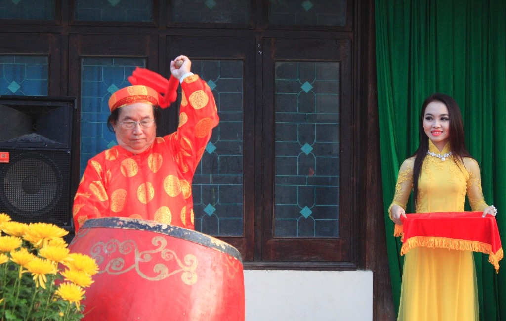 Tiếng trống khai mạc Cuộc thi làm bánh chưng, bánh tét tặng người nghèo