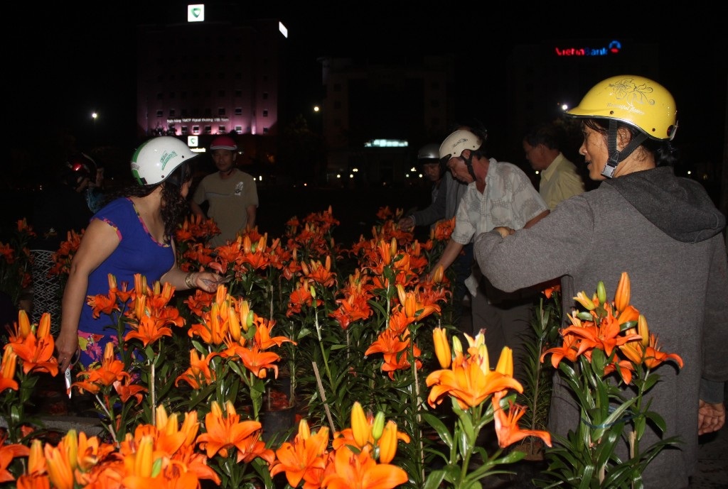 Người dân đi lựa hoa giảm giá