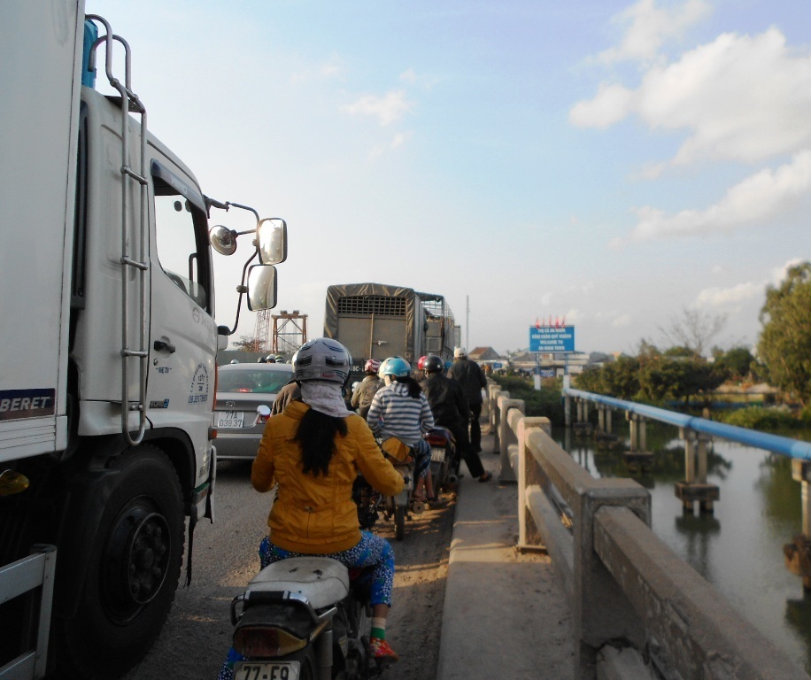 Vụ tai nạn cũng khiến giao thông đoạn qua ngã tư cầu Bà Di nối QL 1A với QL 19 bị ách tắc cục bộ