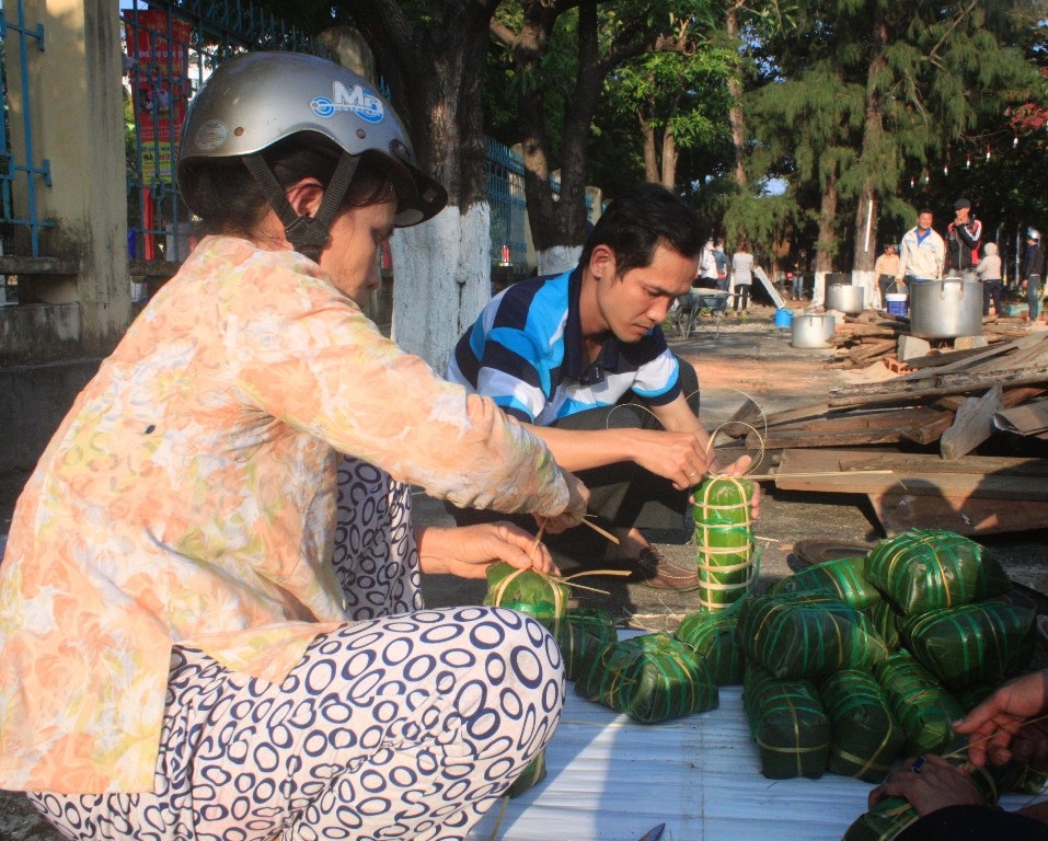 Bánh chưng, bánh tét được cho vào nồi để nấu