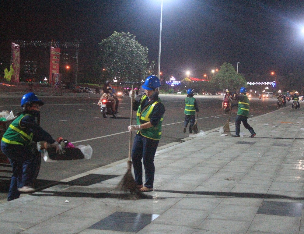 Thương mẹ Nhật bám đường mưu sinh cùng mẹ đêm giao thừa