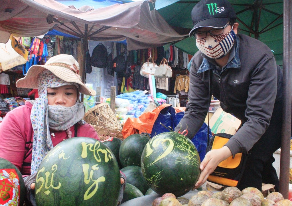 Dưa hấu Mai An Tiêm quả to được khắc chữ bán giá trên trời