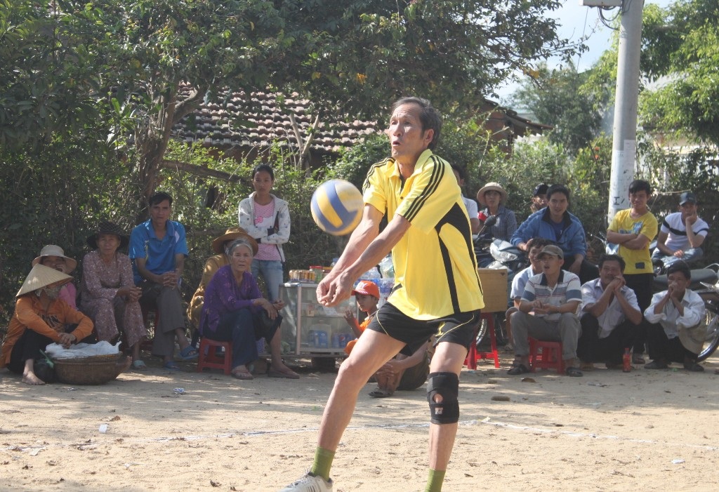 Ở tuổi 60 bác Sáu (Sáu Khèo) vẫn cho thấy sự mềm dẻo trong các pha bắt bóng và đập bóng dũng mãnh