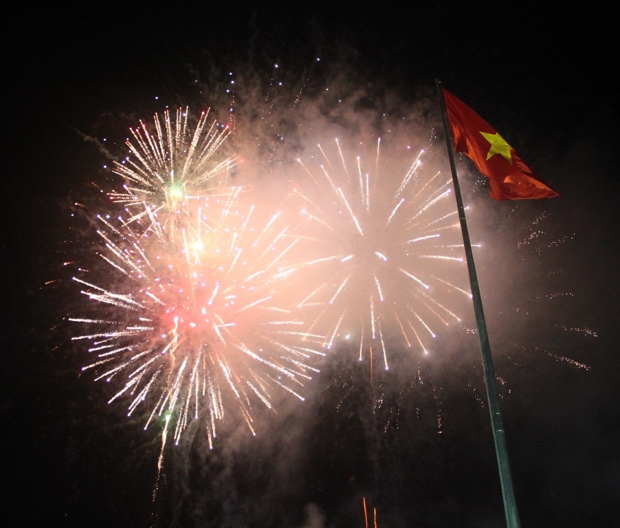 Người Bình Định thưởng thức màn pháo hoa sớm nhất cả nước