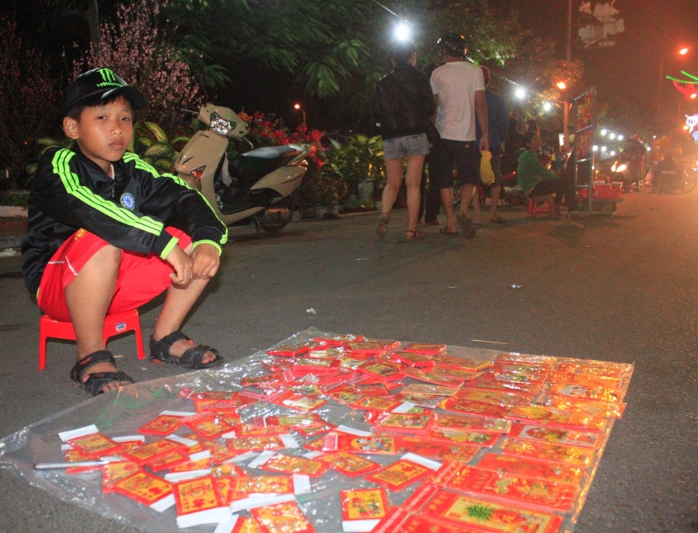 Thương mẹ Nhật bám đường mưu sinh cùng mẹ đêm giao thừa