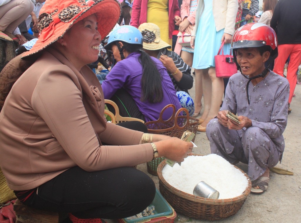 Mua muối hạt cho tình mặn mà
