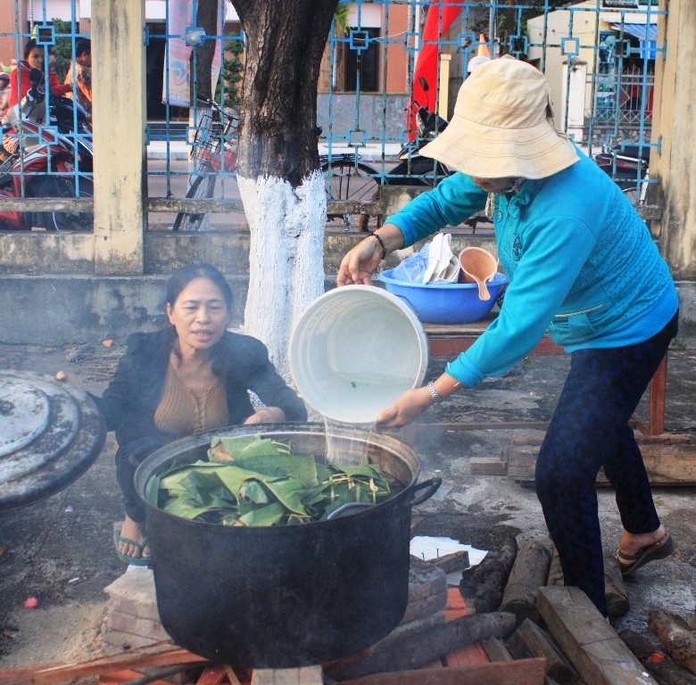 Bánh chưng, bánh tét được cho vào nồi để nấu