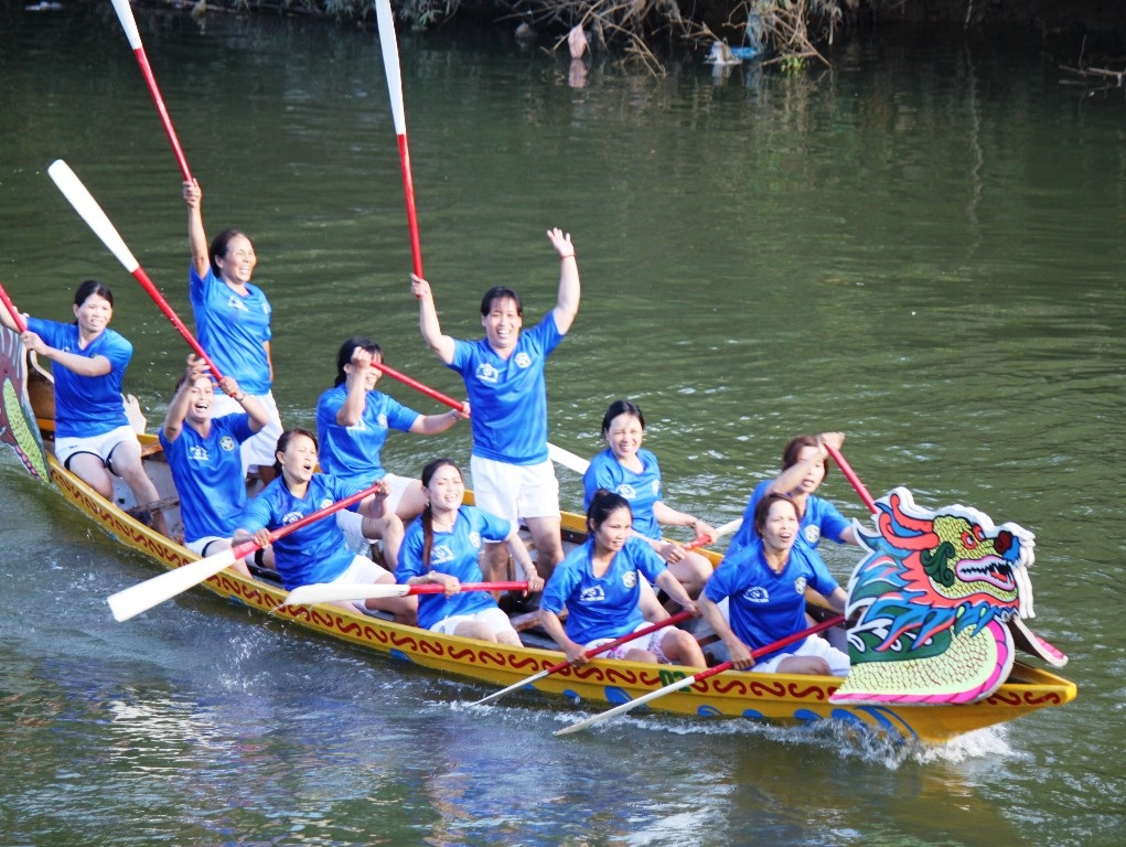 Một đội nữ về đích trước ăn mừng chiến thắng