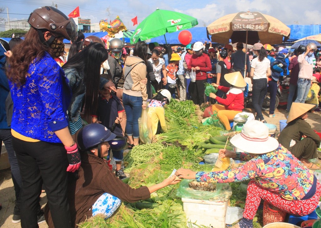 Hàng rau tươi hút khách ngày Tết