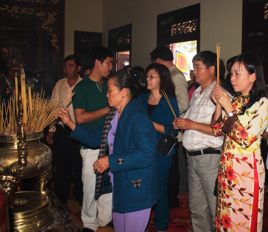 Hàng ngàn người dân về thắp hương tưởng nhớ chiến công hiển hách của nghĩa quân Tây Sơn