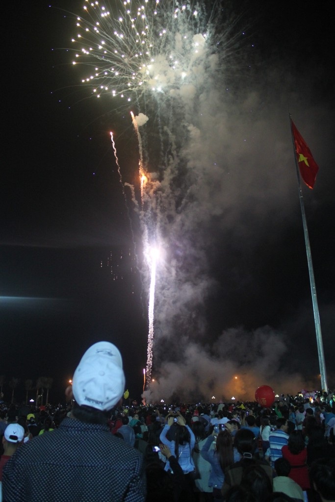 Người Bình Định thưởng thức màn pháo hoa sớm nhất cả nước