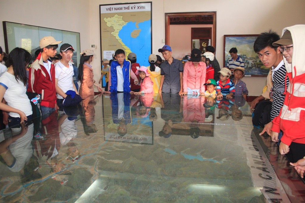 Các em nhỏ tham quan khu trưng bày những dấu tích của nghĩa quân nhà Tây Sơn 