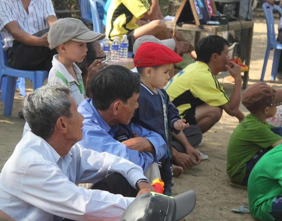 Từ các vị bô lão đến trẻ em đều ra sân bóng chuyền của làng cổ vũ các gia đình