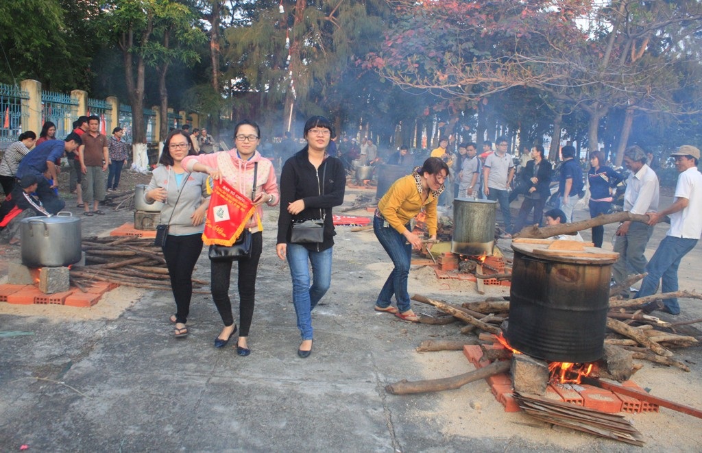 Các nồi bánh đã nổi lửa