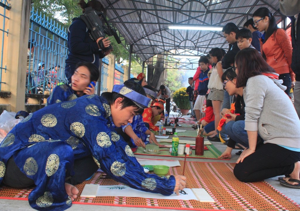 Ngoài ra còn có giao lưu giữa những người mê thư pháp ở các phường, xã về dự hội thi