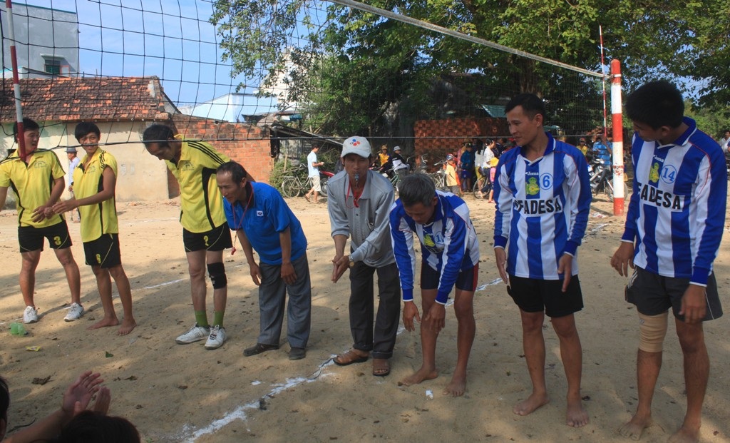 Hai gia đình chào bà con khán giả trước khi thi đấu rất chuyên nghiệp