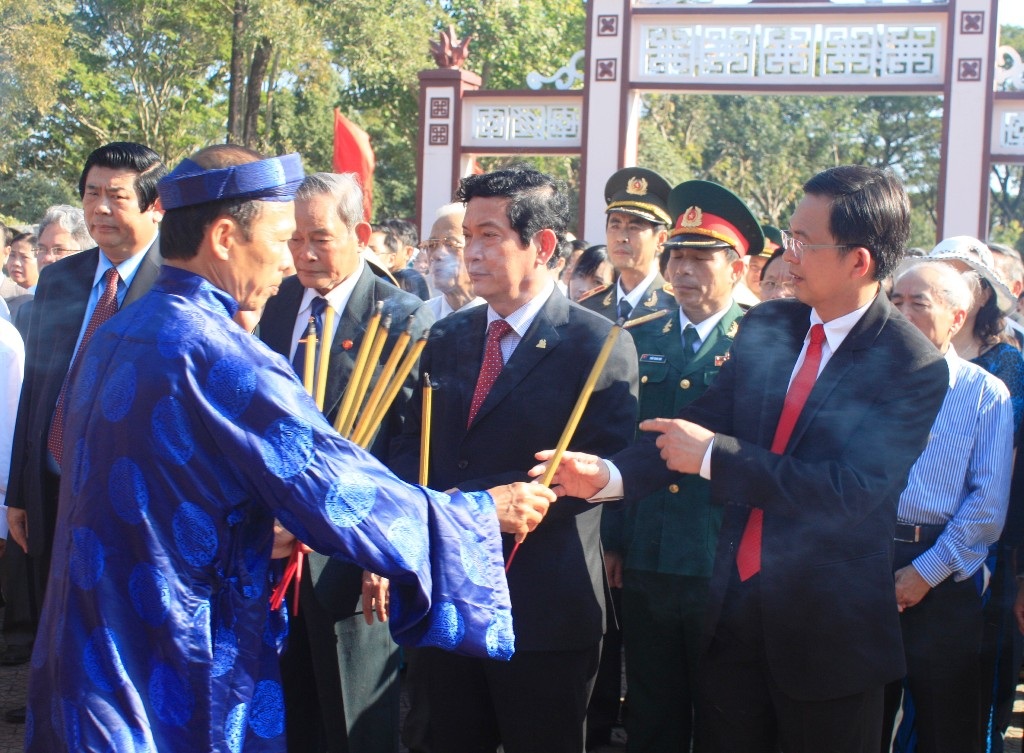 Nghi lễ dâng hướng trước điện thờ 3 anh em nhà Tây Sơn Tam Kiệt cùng các vị văn thần võ tướng