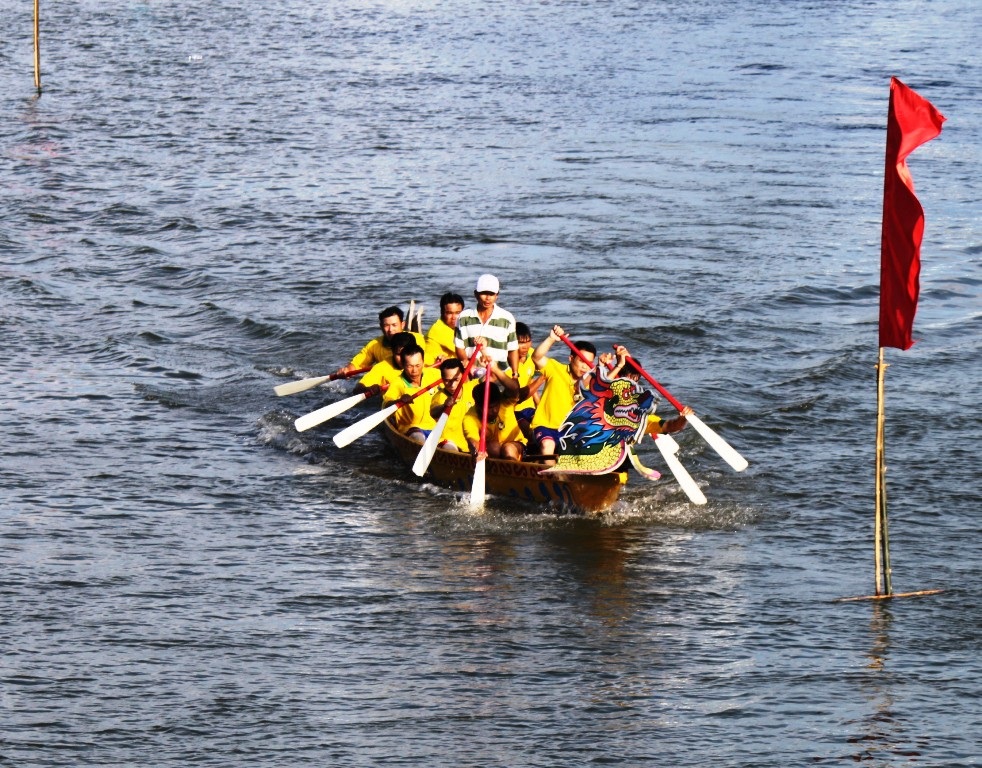 Các tay đua nam thể hiện sự mạnh mẽ, khua mạnh mái chèo, vùng vẫy trên sông nước