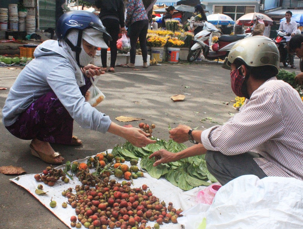 Chợ Tết sung héo cũng đắt khách mua