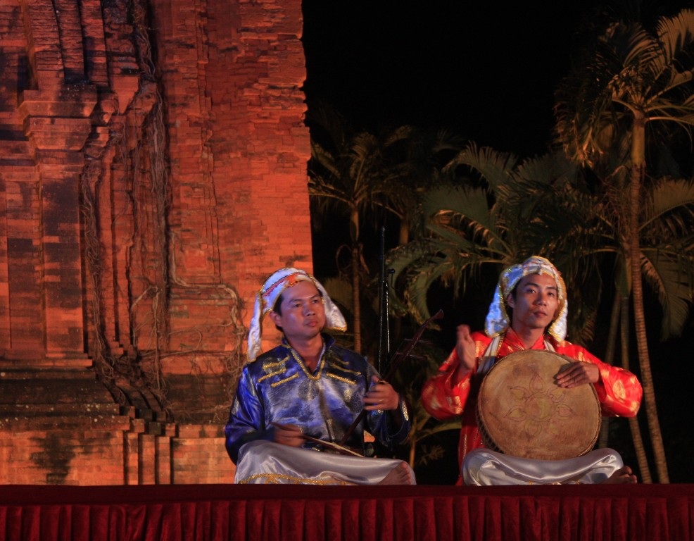 Những tiết mục văn nghệ trong đêm hội tháp Đôi đem đến cho khán giả nhiều cung bậc của mùa xuân