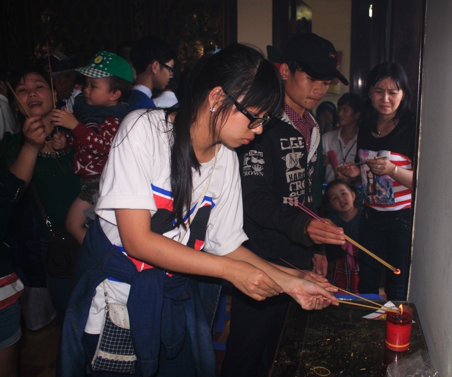 Các em nhỏ thắp hương để tưởng nhớ bậc tiền nhân vua Quang Trung - Nguyễn Huệ