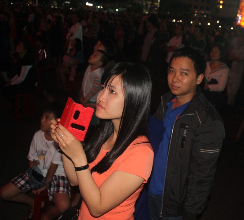 Hà Nội: Chờ màn rồng phun lửa từ cầu Nhật Tân