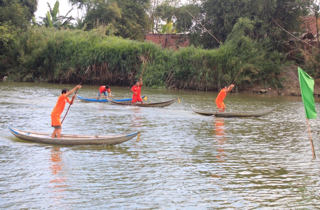 Tiếp đến là phần thi sõng câu chống sào rất kịch tính giữa 4 động viên mỗi lần thi