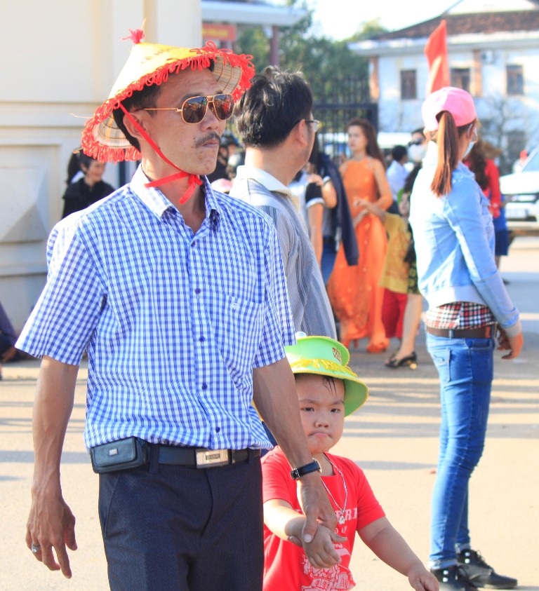 Các em nhỏ tham quan khu trưng bày những dấu tích của nghĩa quân nhà Tây Sơn 