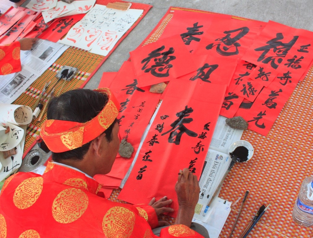 Và ông đồ duy nhất viết thư pháp bằng chữ Hán.