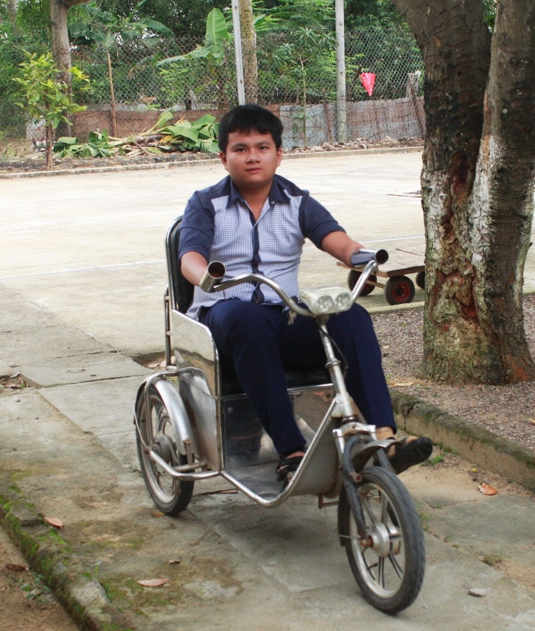 Các nhà hảo tâm cho Lạc chiếc xe để tiện đi học