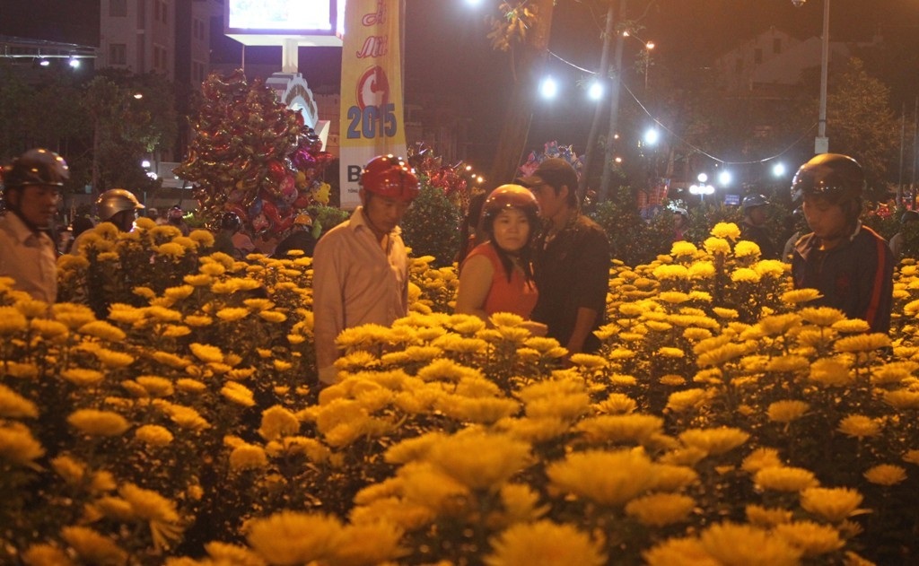 20h đêm 30 Tết hoa cúc vẫn còn ngập tràn chợ hoa dù đã hạ giá (ảnh Doãn Công)