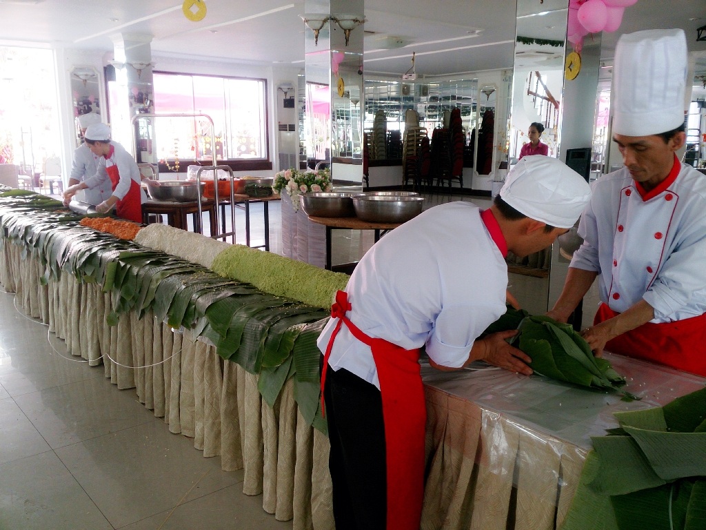Đầu năm làm bánh Tét dài 18m lấy tiền trao người nghèo - 2 Các nghệ nhân làm bánh trong suốt 5 giờ đồng hồ