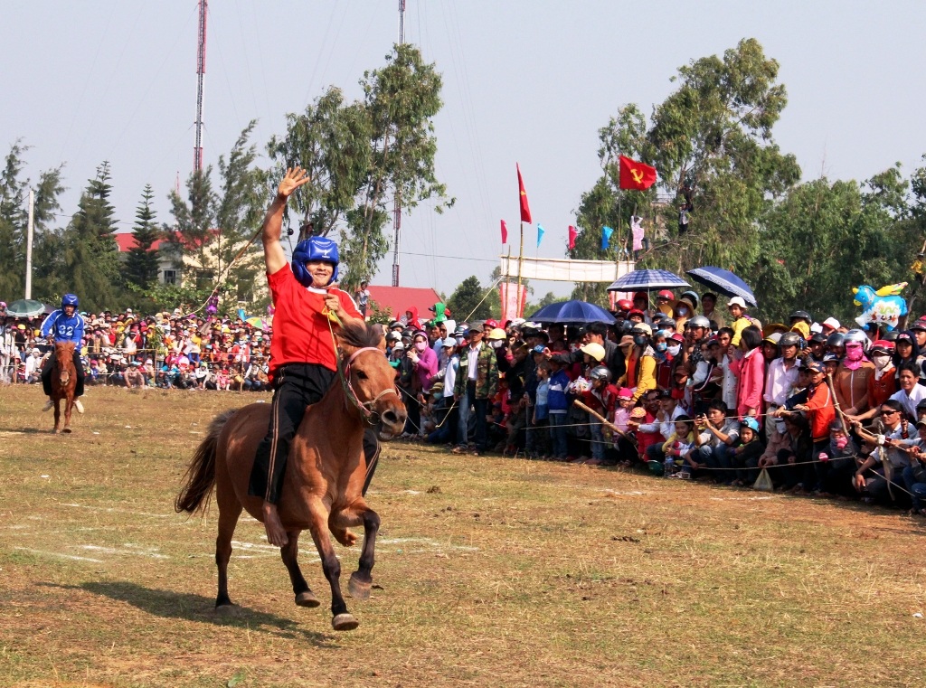 Lên Gò Thì Thùng xem nông dân đua ngựa - 7 Người chiến thắng.