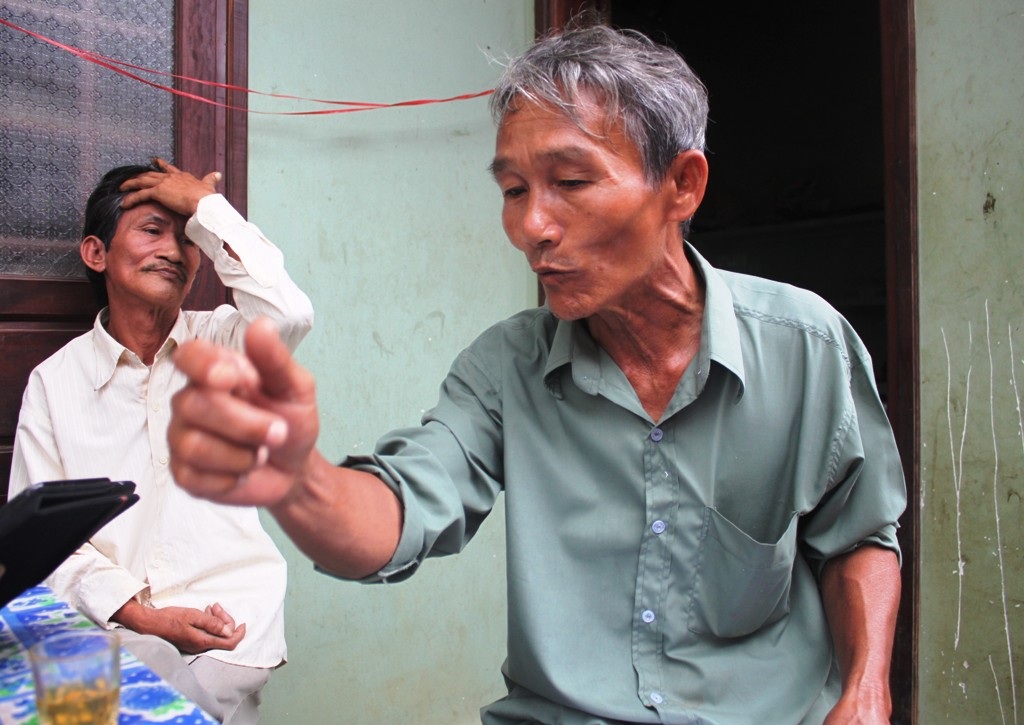 Ông Ngữa bức xúc trình bày sự việc với PV báo Dân trí.